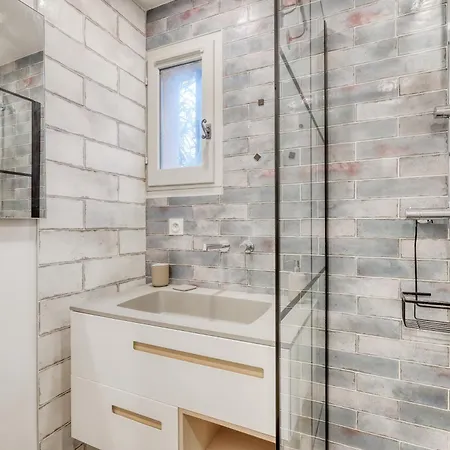 Magnificent Newly Renovated Close To & Swimming Pool Apartment *