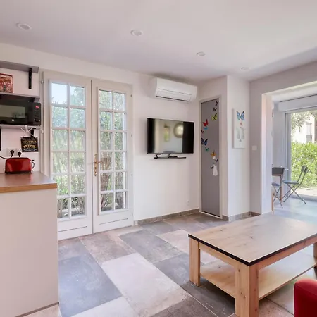 Magnificent Newly Renovated Close To & Swimming Pool Apartment *