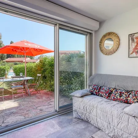 Magnificent Newly Renovated Close To & Swimming Pool Apartment