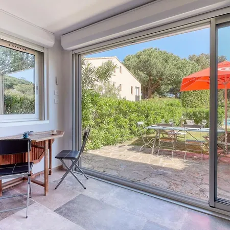 Magnificent Newly Renovated Close To & Swimming Pool Apartment *